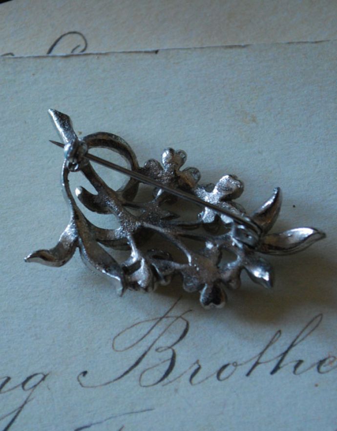 アンティークアクセサリー　アンティーク雑貨　イギリスで見つけたアンティークアクセサリー、華やかなパールのブローチ。裏はこんな感じです。(h-300-z)