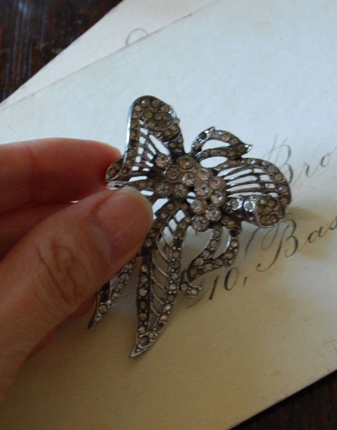 アンティーク その他の雑貨　アンティーク雑貨　イギリスで見つけたアンティークアクセサリー、キラキラ輝くブローチ。飾っておくだけでも素敵です。(h-301-z)