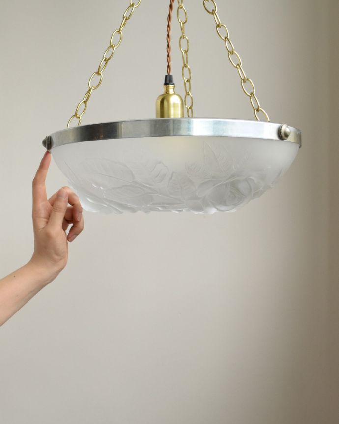 シャンデリア 照明・ライティング 薔薇の装飾がエレガント・・・イギリスで見つけたアンティークハンギングボウルランプ(E26球付)。お部屋の雰囲気が優しい空気に包まれます。(h-304-z)