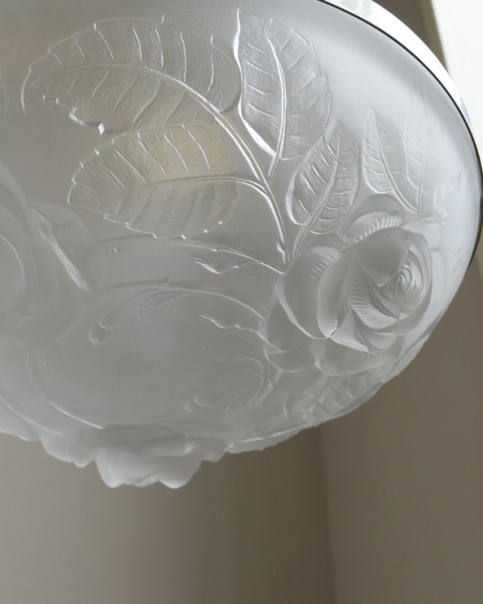 シャンデリア 照明・ライティング 薔薇の装飾がエレガント・・・イギリスで見つけたアンティークハンギングボウルランプ(E26球付)。薔薇のデザインがエレガント。(h-304-z)