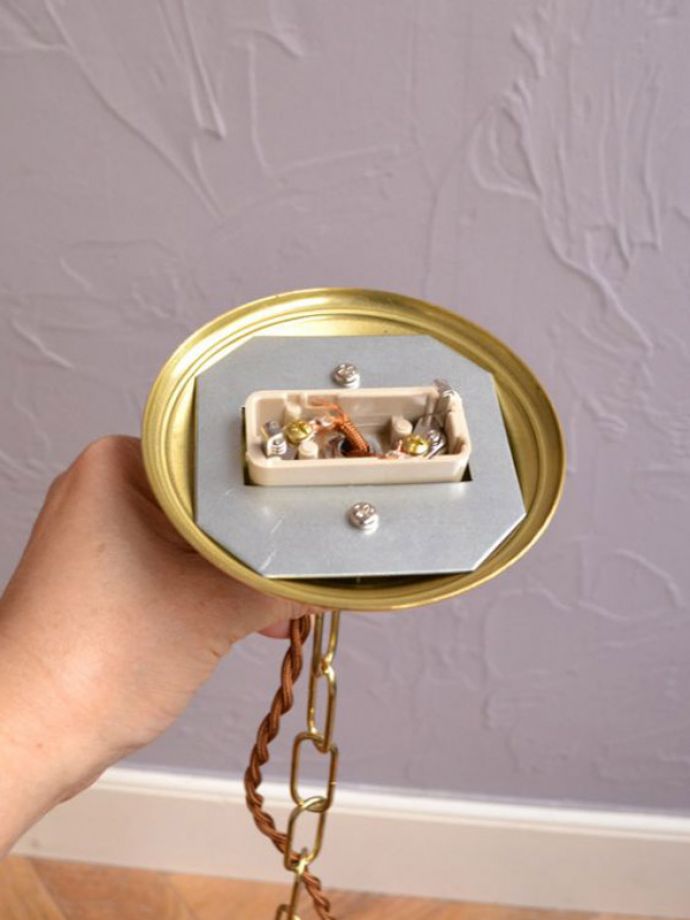 シャンデリア 照明・ライティング 薔薇の装飾がエレガント・・・イギリスで見つけたアンティークハンギングボウルランプ(E26球付)。引っ掛けシーリングのタイプに加工してお届けしますので、リビングやダイニングテーブルの上などお好きな場所に簡単に取り付けてみてください。(h-304-z)