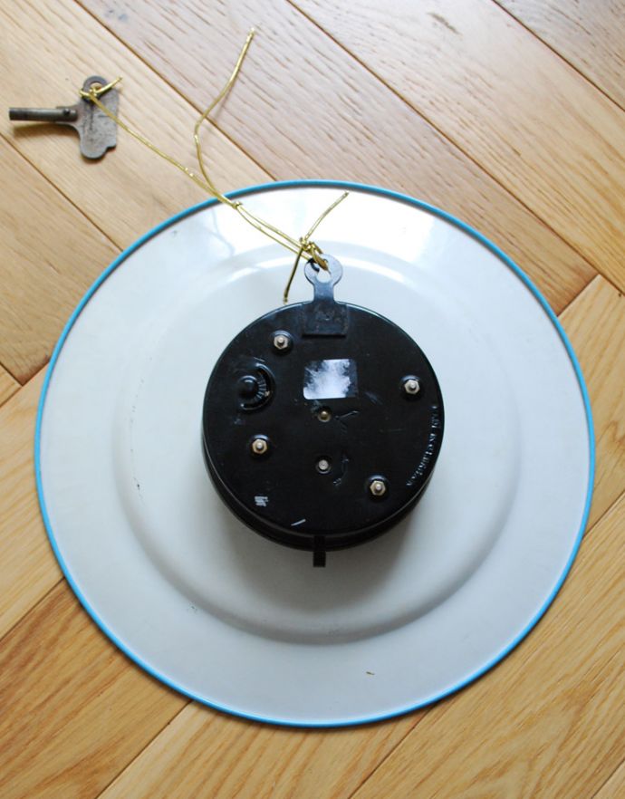 時計・スケール・カレンダー　アンティーク雑貨　子供部屋にもピッタリの可愛さ、スミス社のアンティークウォールクロック（ゼンマイ式掛け時計）。裏側から見るとこんな感じです。(h-309-z)