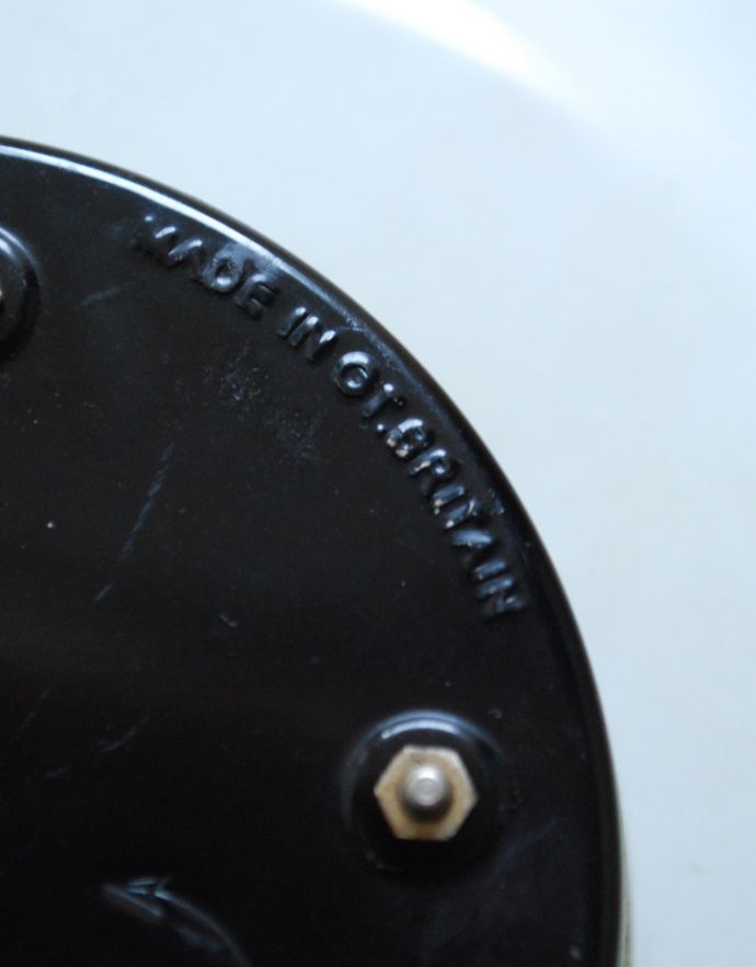 時計・スケール・カレンダー　アンティーク雑貨　子供部屋にもピッタリの可愛さ、スミス社のアンティークウォールクロック（ゼンマイ式掛け時計）。裏側に文字が刻まれています。(h-309-z)