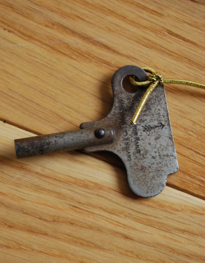 時計・スケール・カレンダー　アンティーク雑貨　子供部屋にもピッタリの可愛さ、スミス社のアンティークウォールクロック（ゼンマイ式掛け時計）。ネジ巻き用の鍵も一緒に見つかりました。(h-309-z)