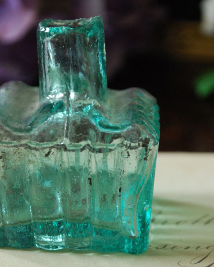 ナチュラルカントリースタイル　アンティーク雑貨　ペン置きが付いたブルーグリーンがきれいなアンティークインクボトル。１輪挿しにしたり、窓辺に置くと１つ１つ違うガラスの表情が楽しめます。(h-318-z)