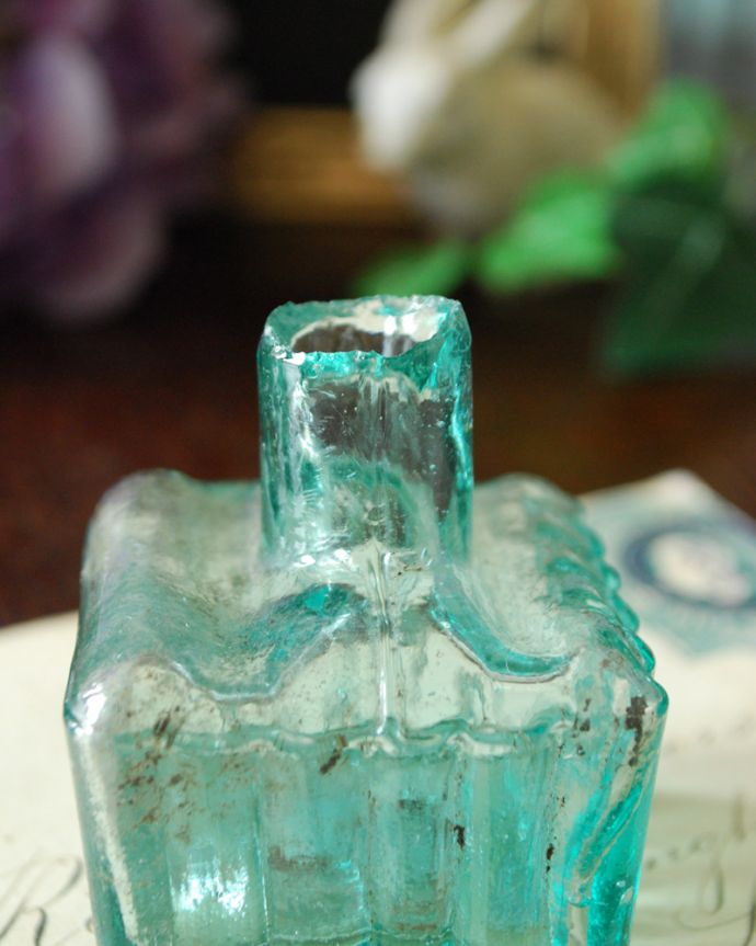 ナチュラルカントリースタイル　アンティーク雑貨　ペン置きが付いたブルーグリーンがきれいなアンティークインクボトル。長年使われてきたインクボトルはとっても味わい深い一品です。(h-318-z)