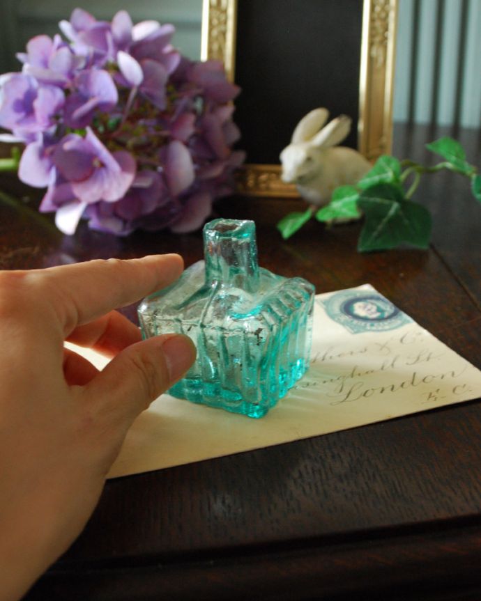 ナチュラルカントリースタイル　アンティーク雑貨　ペン置きが付いたブルーグリーンがきれいなアンティークインクボトル。プクプクっとした可愛いフォルムのボトルです。(h-318-z)