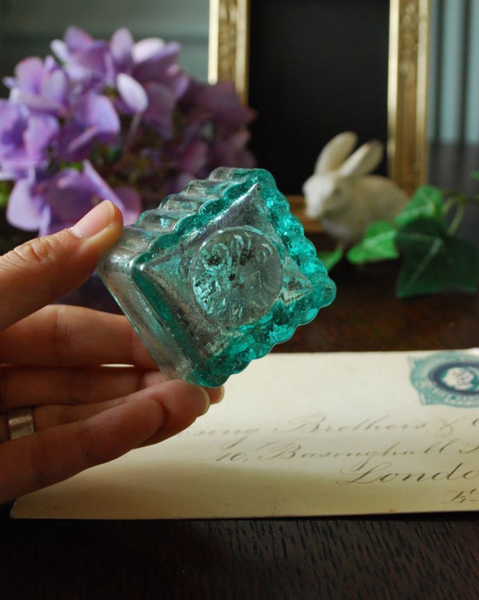 ナチュラルカントリースタイル　アンティーク雑貨　ペン置きが付いたブルーグリーンがきれいなアンティークインクボトル。アンティークのため、多少の欠け・傷がある場合がありますが、使用上問題はありませんので、ご了承下さい。(h-318-z)