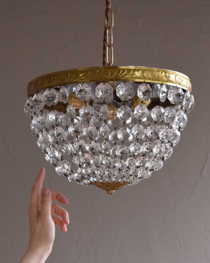 シャンデリア　照明・ライティング　フランス便で到着、３灯タイプのアンティークプチシャンデリア（Ｅ17シャンデリア球付）。引っ掛けシーリングのタイプに加工してお届けしますので、リビングやダイニングテーブルの上などお好きな場所に簡単に取り付けてみてください。(h-321-z)