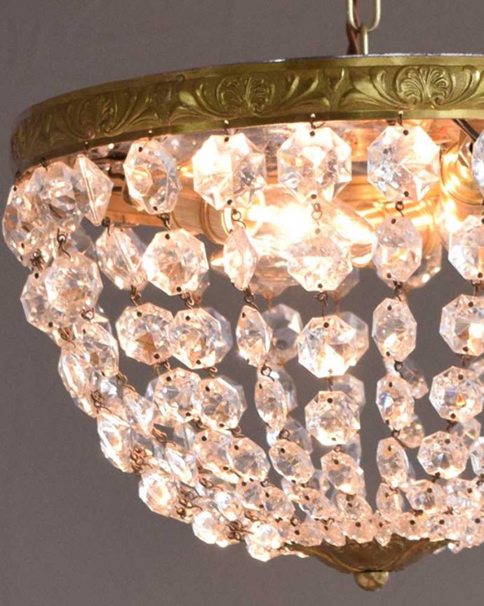 シャンデリア　照明・ライティング　フランス便で到着、３灯タイプのアンティークプチシャンデリア（Ｅ17シャンデリア球付）。たっぷり付いたガラスのアクセサリーのゆらめきがロマンチックです。(h-321-z)