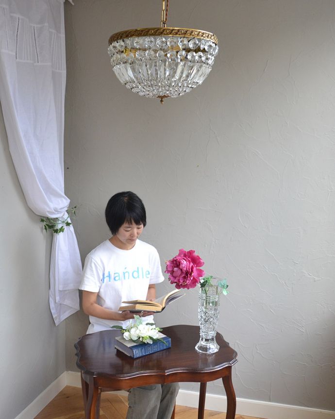 シャンデリア　照明・ライティング　フランス輸入のアンティークシャンデリア（3灯）（Ｅ17シャンデリア球付）。こんなシャンデリアの下だと、本を読んだりお茶する時間がワクワクしそうです！。(h-322-z)