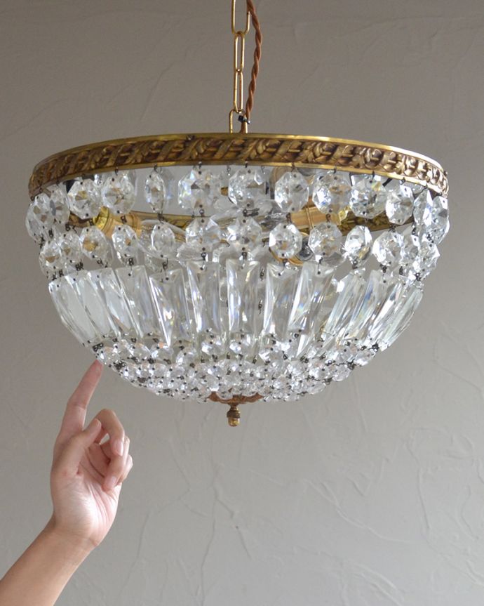 シャンデリア　照明・ライティング　フランス輸入のアンティークシャンデリア（3灯）（Ｅ17シャンデリア球付）。引っ掛けシーリングのタイプに加工してお届けしますので、リビングやダイニングテーブルの上などお好きな場所に簡単に取り付けてみてください。(h-322-z)