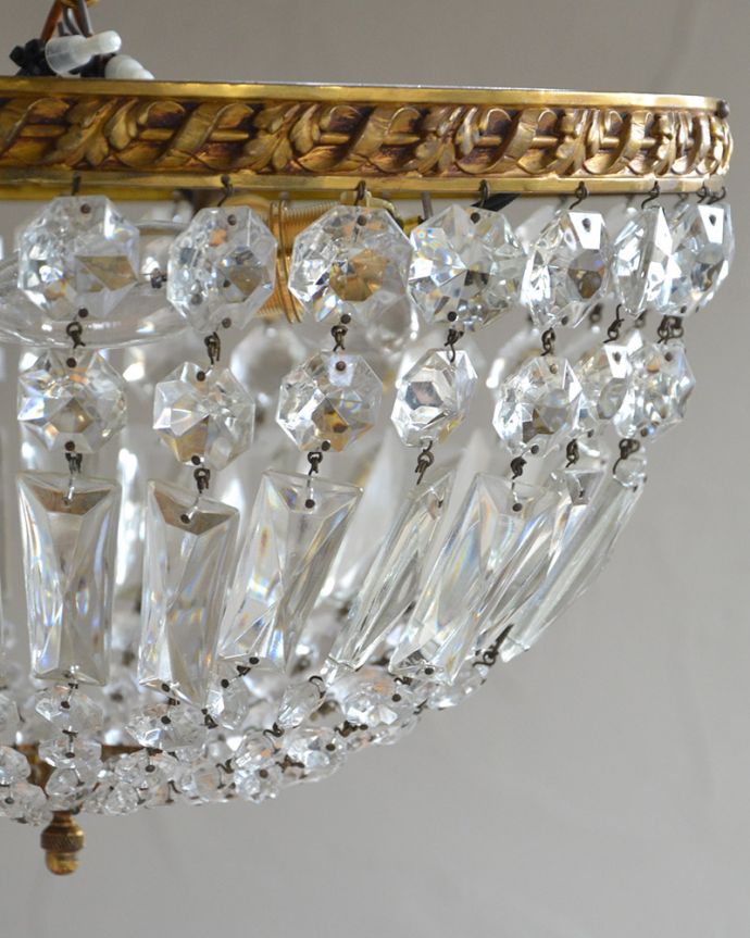 シャンデリア　照明・ライティング　フランス輸入のアンティークシャンデリア（3灯）（Ｅ17シャンデリア球付）。昼間は灯りをつけなくても、太陽の光でキラキラと輝きます。(h-322-z)