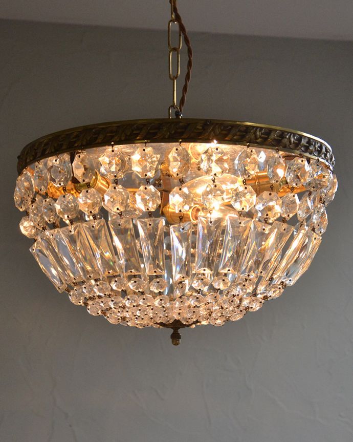 シャンデリア　照明・ライティング　フランス輸入のアンティークシャンデリア（3灯）（Ｅ17シャンデリア球付）。灯りが灯るとさらにゴージャスな雰囲気になります。(h-322-z)