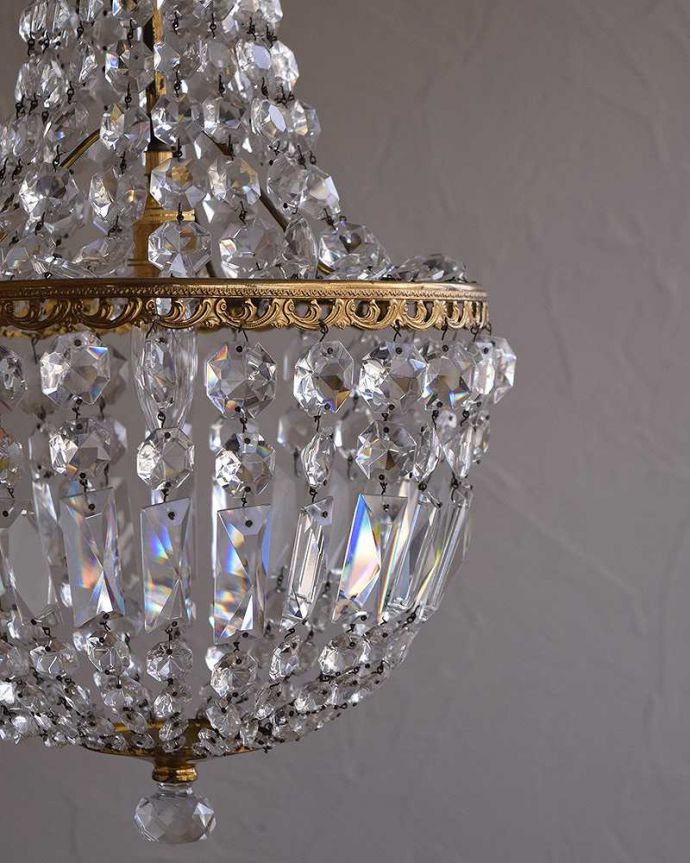 シャンデリア 照明・ライティング エッフェル型のアンティークシャンデリア(1灯)(E17シャンデリア球付)。昼間は灯りをつけなくても、太陽の光でキラキラと輝きます。(h-323-z)