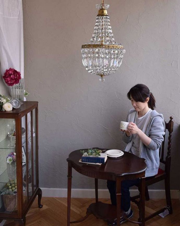 シャンデリア 照明・ライティング エッフェル型のアンティークシャンデリア(1灯)(E17シャンデリア球付)。こんなシャンデリアの下だと、本を読んだりお茶する時間がワクワクしそうです!。(h-323-z)