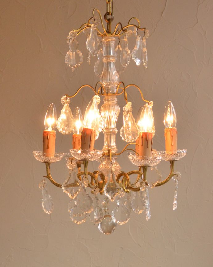 シャンデリア　照明・ライティング　ガラスコラムの美しいアンティークシャンデリア(6灯)（Ｅ17シャンデリア球付）。灯りが灯るとさらにゴージャスな雰囲気になります。(h-325-z)