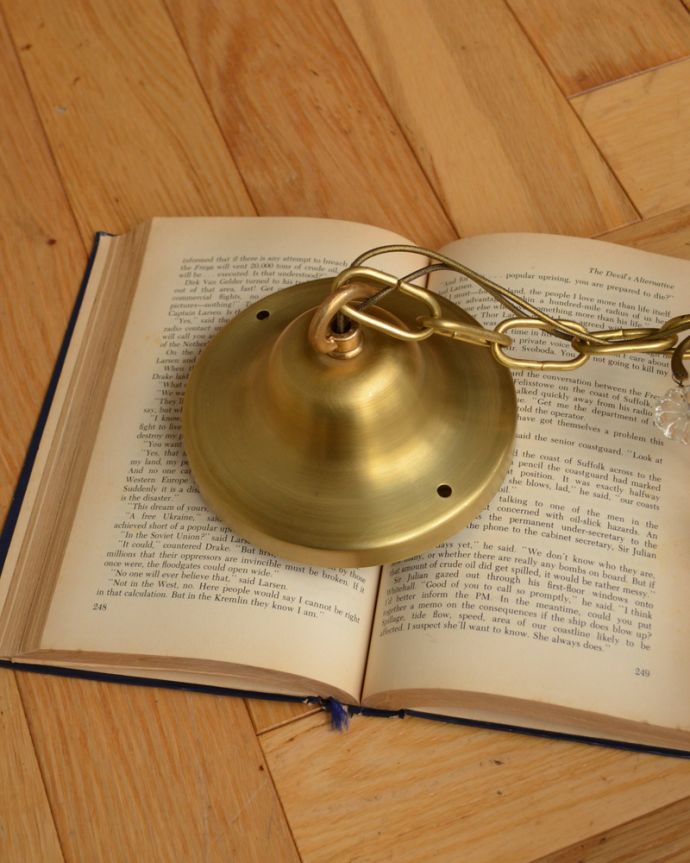 シャンデリア　照明・ライティング　ガラスコラムの美しいアンティークシャンデリア(6灯)（Ｅ17シャンデリア球付）。真鍮のカバー付きです。(h-325-z)