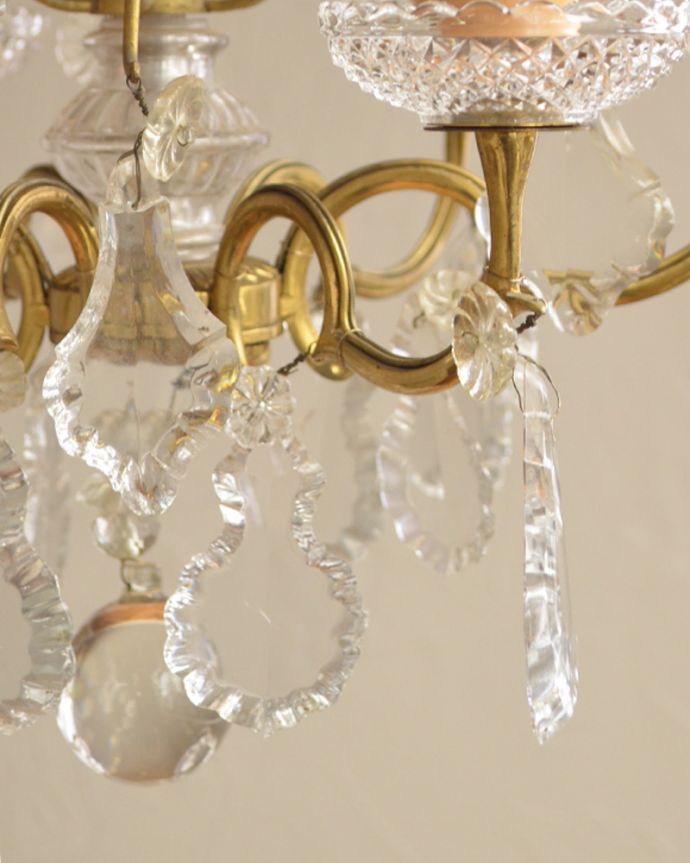 シャンデリア　照明・ライティング　ガラスコラムの美しいアンティークシャンデリア(6灯)（Ｅ17シャンデリア球付）。ドロップ形のカットのガラスのビーズがキラキラキレイに輝きます。(h-325-z)