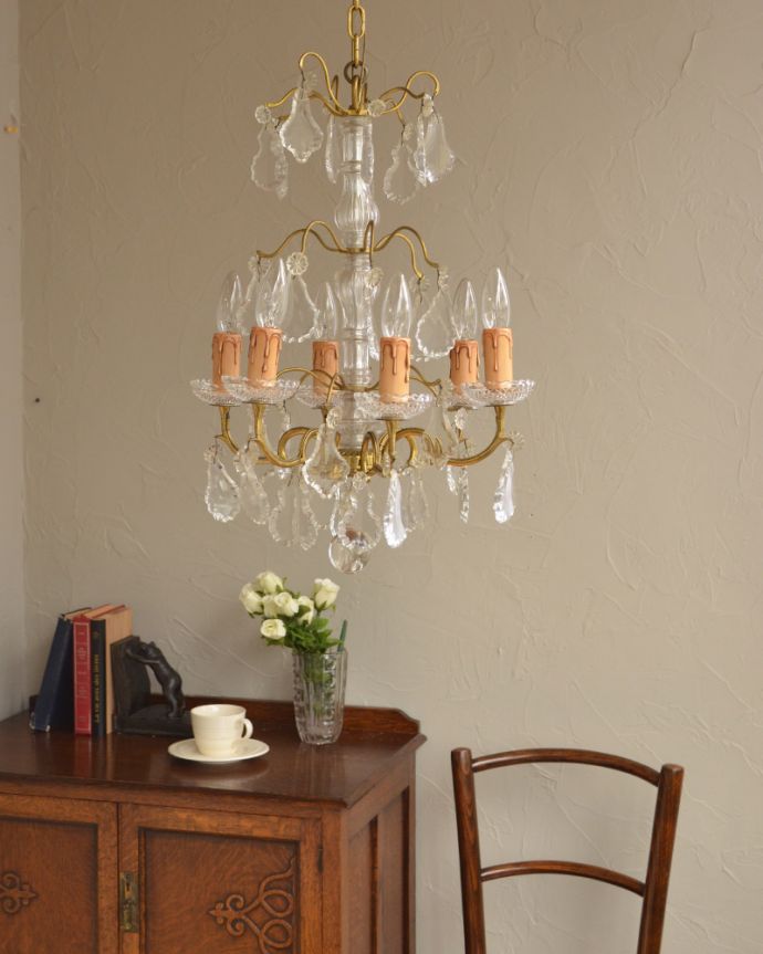 シャンデリア　照明・ライティング　ガラスコラムの美しいアンティークシャンデリア(6灯)（Ｅ17シャンデリア球付）。お部屋の主役になるほどの存在感です。(h-325-z)