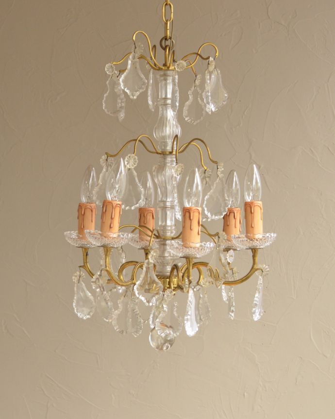 シャンデリア　照明・ライティング　ガラスコラムの美しいアンティークシャンデリア(6灯)（Ｅ17シャンデリア球付）。昼間は灯りをつけなくても、太陽の光でキラキラと輝きます。(h-325-z)