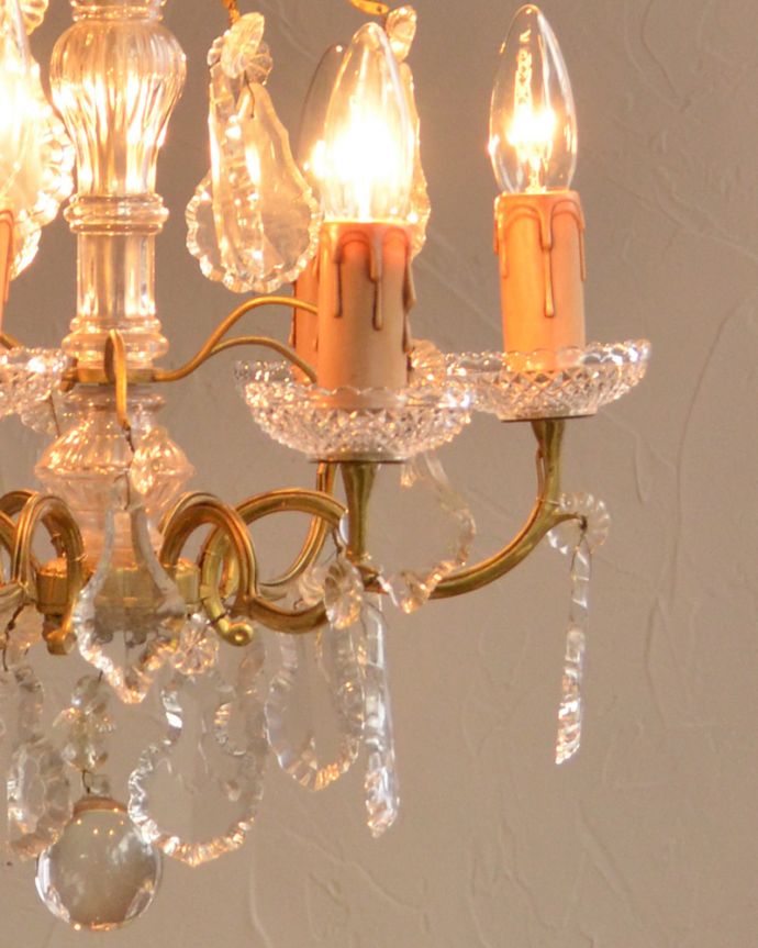シャンデリア　照明・ライティング　ガラスコラムの美しいアンティークシャンデリア(6灯)（Ｅ17シャンデリア球付）。たっぷり付いたガラスのアクセサリーのゆらめきがロマンチックです。(h-325-z)
