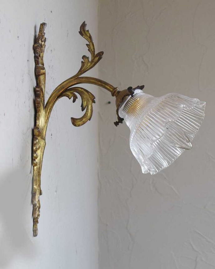 壁付けブラケット　照明・ライティング　フランス輸入のアンティークウォールブラケット(１灯)（Ｅ17シャンデリア球付）。横から見ても絵になるデザインです。(h-326-z)