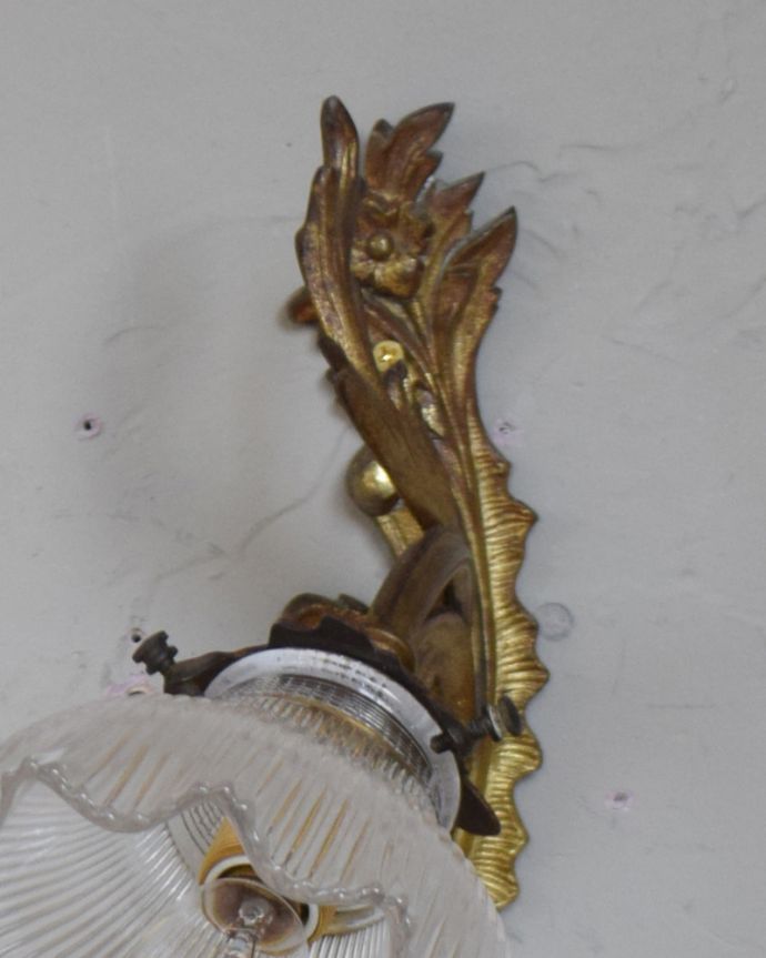 壁付けブラケット　照明・ライティング　フランス輸入のアンティークウォールブラケット(１灯)（Ｅ17シャンデリア球付）。真鍮ならではの年月で経た深い味わいが出ています。(h-326-z)