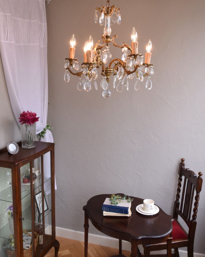 ガラスパーツのシャンデリア 照明・ライティング フランスで見つけたガラスコラム付きのアンティークシャンデリア(6灯)(E17シャンデリア球付)。お部屋の主役になるほどの存在感です。(h-334-z)