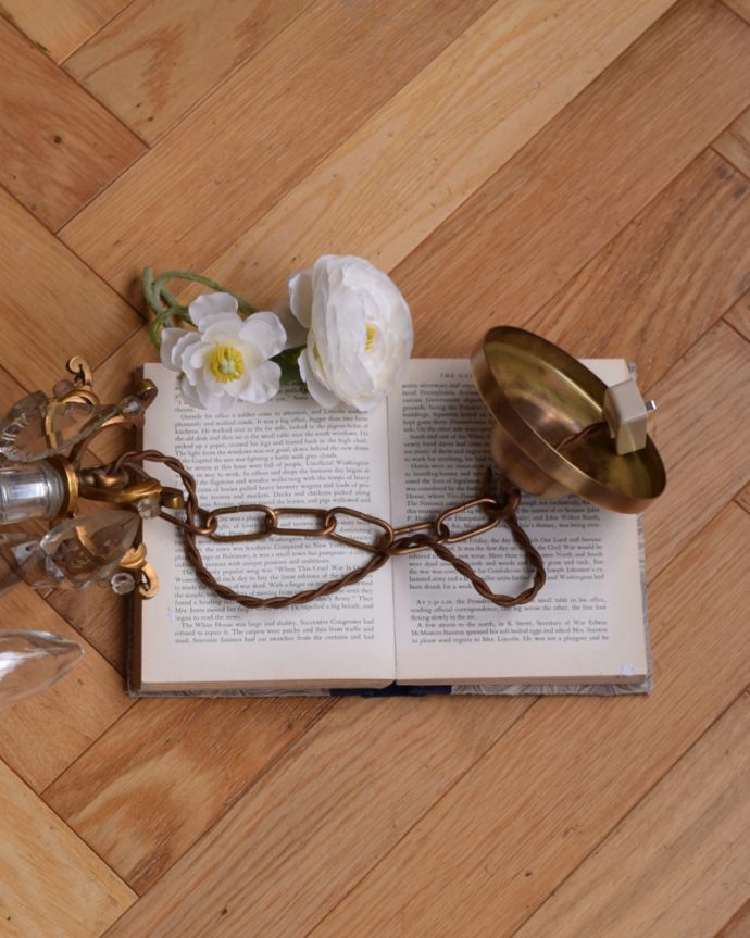 ガラスパーツのシャンデリア 照明・ライティング フランスで見つけたガラスコラム付きのアンティークシャンデリア(6灯)(E17シャンデリア球付)。真鍮のカバー付きです。(h-334-z)