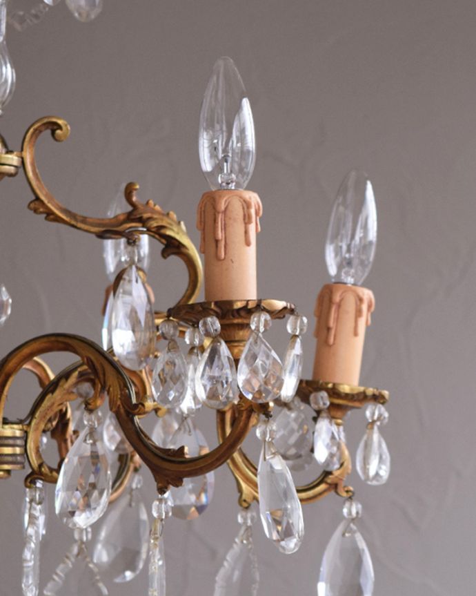 ガラスパーツのシャンデリア 照明・ライティング フランスで見つけたガラスコラム付きのアンティークシャンデリア(6灯)(E17シャンデリア球付)。ガラスには、写真に映らない多少の欠け・傷がある場合がありますが、使用上問題はありませんので、ご了承下さい。(h-334-z)