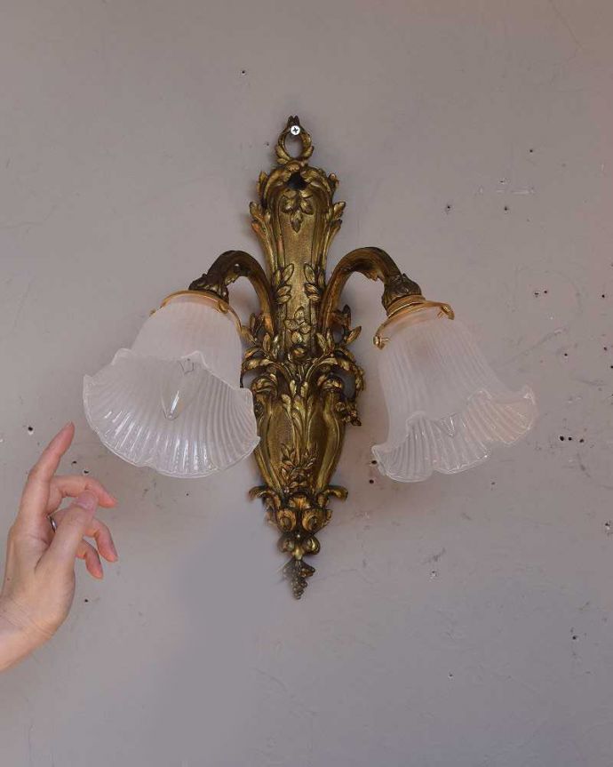 壁付けブラケット 照明・ライティング 美しいフランスのアンティークウォールブラケット(2灯)(E17シャンデリア球付)。存在感のある素敵なアンティークのウォールランプです。(h-337-z)