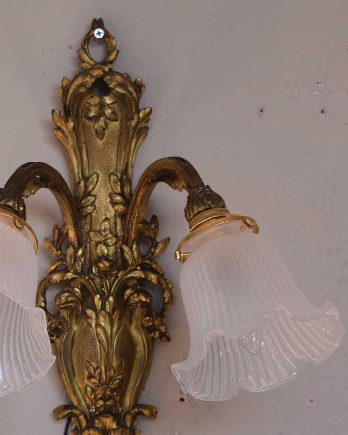 壁付けブラケット 照明・ライティング 美しいフランスのアンティークウォールブラケット(2灯)(E17シャンデリア球付)。真鍮ならではの年月で経た深い味わいが出ています。(h-337-z)