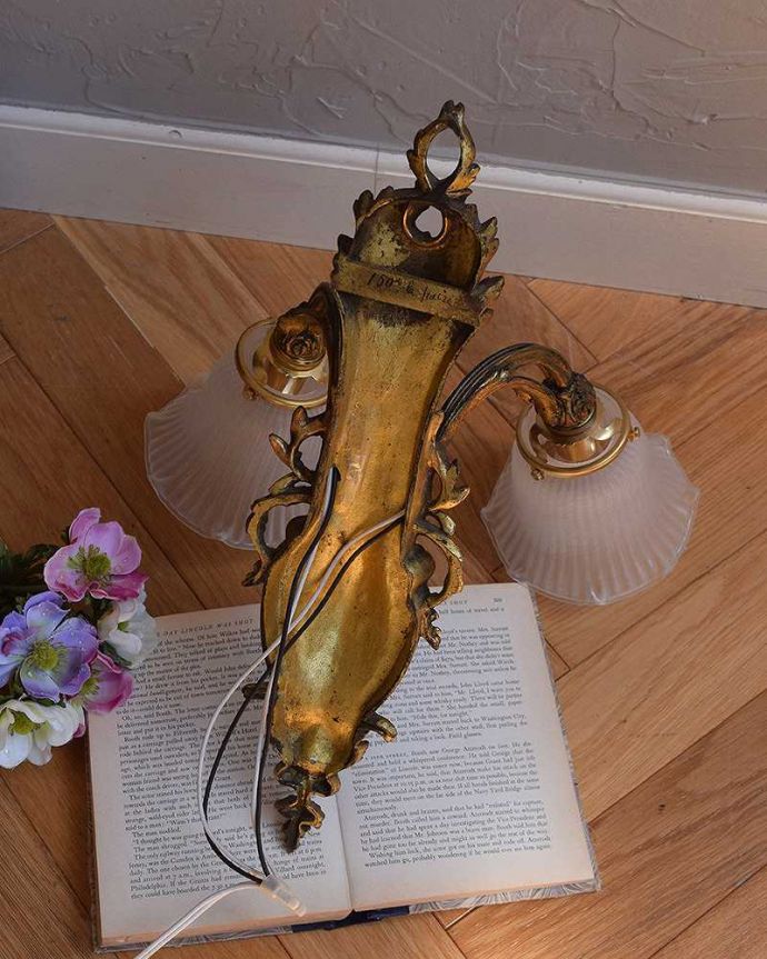 壁付けブラケット 照明・ライティング 美しいフランスのアンティークウォールブラケット(2灯)(E17シャンデリア球付)。※配線に直結するので、電気屋さんによる取り付け工事が必要です。(h-337-z)