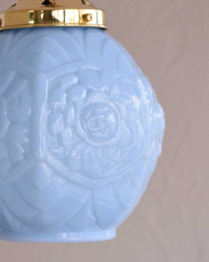 ペンダントライト 照明・ライティング ブルーがキレイなアンティークペンダントライト(コード・シャンデリア電球・ギャラリーD付き)。シェードは、アンティークのため、誤差があったり、キズ、汚れが入っている場合もあります。(h-338-z)