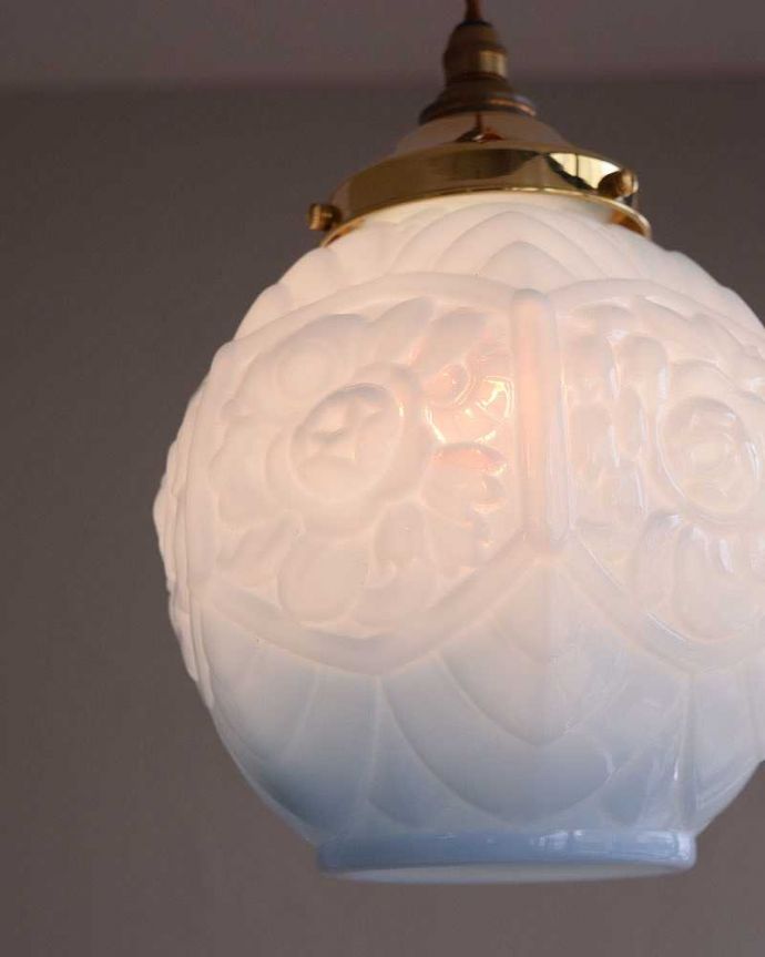 ペンダントライト 照明・ライティング ブルーがキレイなアンティークペンダントライト(コード・シャンデリア電球・ギャラリーD付き)。アンティークのミルクガラスは、光を通すとなんとも言えないステキな雰囲気でお部屋を照らしてくれます。(h-338-z)