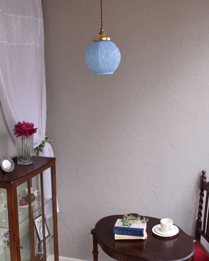 ペンダントライト 照明・ライティング ブルーがキレイなアンティークペンダントライト(コード・シャンデリア電球・ギャラリーD付き)。あたたかい光がお部屋を包み込みます。(h-338-z)