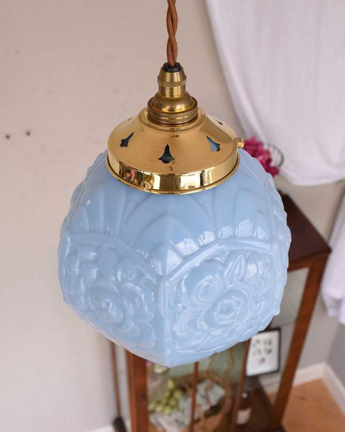 ペンダントライト 照明・ライティング ブルーがキレイなアンティークペンダントライト(コード・シャンデリア電球・ギャラリーD付き)。【 シェードのサイズ 】直径19×高さ19.5cmコードは50、80cm以外にも、ご希望の長さで加工してお届けします。(h-338-z)