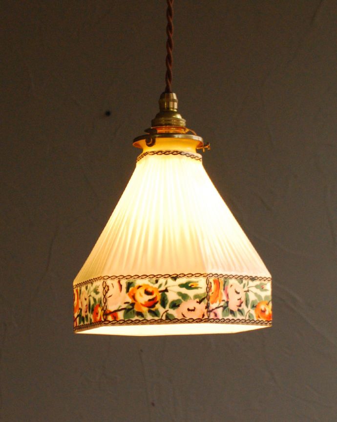 ペンダントライト　照明・ライティング　華やかな薔薇模様のアンティークペンダントライト（コード・シャンデリア電球・ギャラリーA付き）。アンティークのミルクガラスは、光を通すとなんとも言えないステキな雰囲気でお部屋を照らしてくれます。(h-341-z)