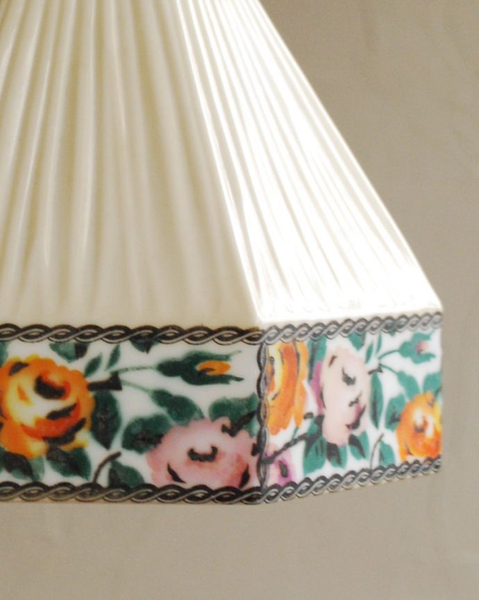 ペンダントライト　照明・ライティング　華やかな薔薇模様のアンティークペンダントライト（コード・シャンデリア電球・ギャラリーA付き）。描かれた優雅なバラたち。(h-341-z)