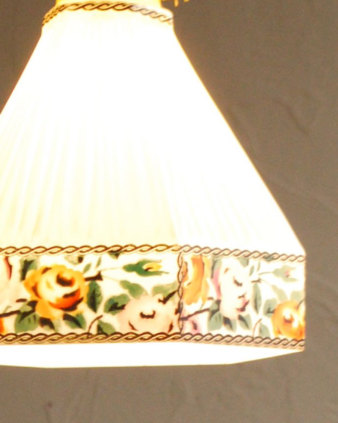 ペンダントライト　照明・ライティング　華やかな薔薇模様のアンティークペンダントライト（コード・シャンデリア電球・ギャラリーA付き）。シェードは、アンティークのため、誤差があったり、キズ、汚れが入っている場合もあります。(h-341-z)