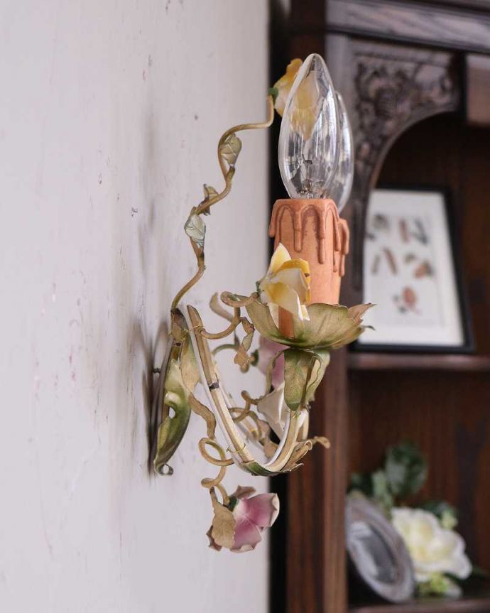 壁付けブラケット　照明・ライティング　お花が華やかなフランス輸入のアンティークシャンデリア（Ｅ17シャンデリア球付）。電気が付いていなくてもインテリアの華やかなアクセントになります。(h-343-z)