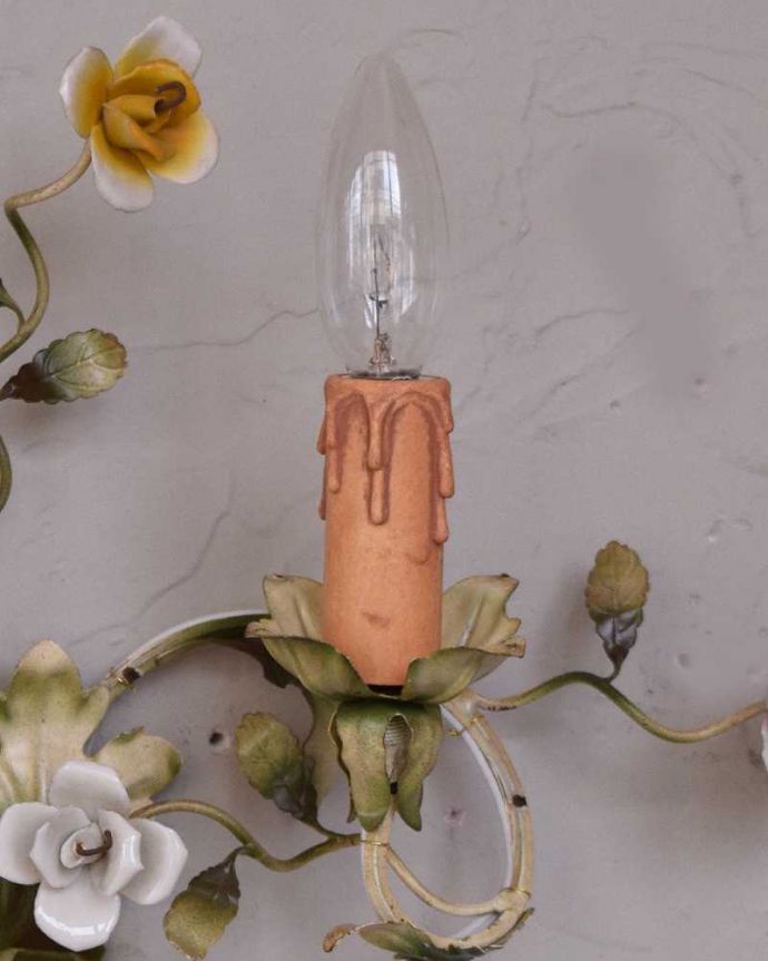 壁付けブラケット　照明・ライティング　お花が華やかなフランス輸入のアンティークシャンデリア（Ｅ17シャンデリア球付）。ウォールアクセサリーにもなる素敵なアンティークのウォールランプです。(h-343-z)