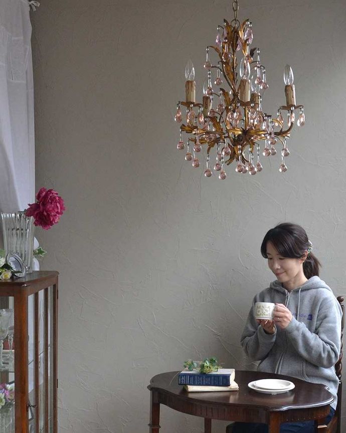 ガラスパーツのシャンデリア 照明・ライティング フランス輸入のアンティークシャンデリア(5灯)(E17シャンデリア球付) 。こんなシャンデリアの下だと、本を読んだりお茶する時間がワクワクしそうです!。(h-344-z)