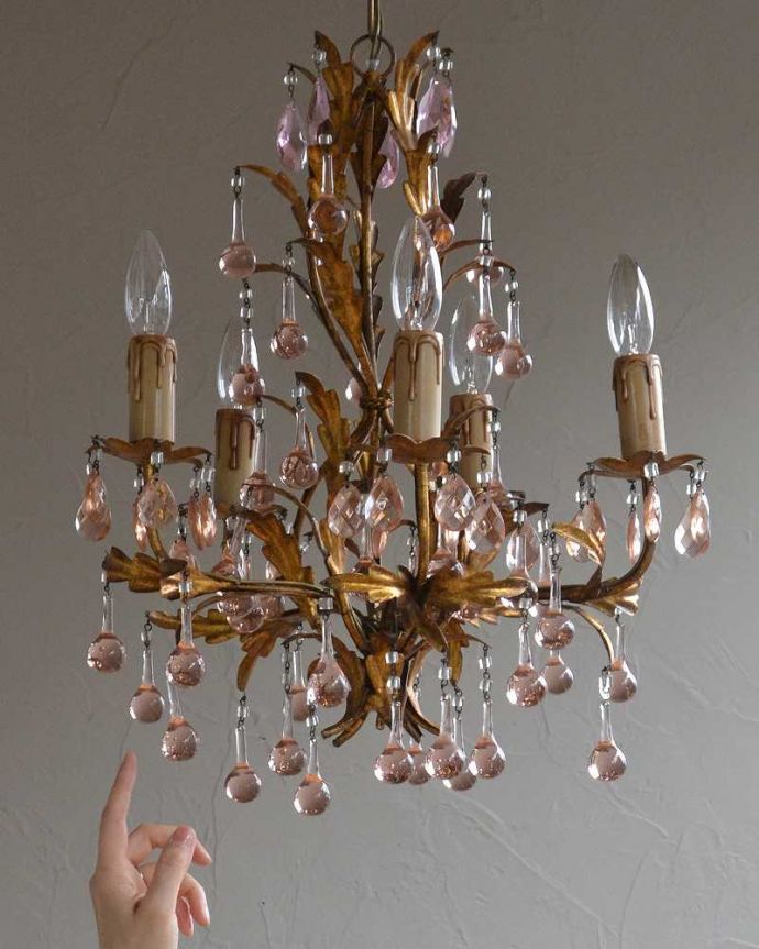 ガラスパーツのシャンデリア 照明・ライティング フランス輸入のアンティークシャンデリア(5灯)(E17シャンデリア球付) 。大きめサイズなので、リビングやダイニングテーブルの上などお部屋のメインになる場所にいかがでしょうか?。(h-344-z)