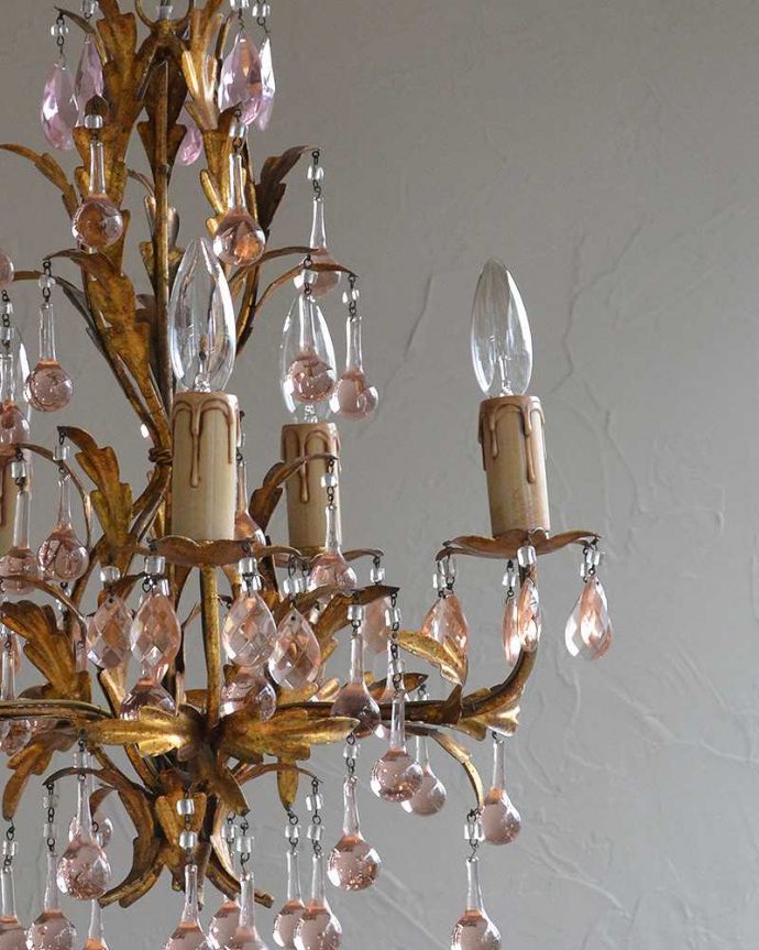 ガラスパーツのシャンデリア 照明・ライティング フランス輸入のアンティークシャンデリア(5灯)(E17シャンデリア球付) 。昼間は灯りをつけなくても、太陽の光でキラキラと輝きます。(h-344-z)