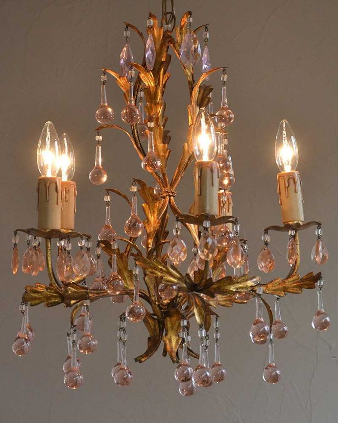 ガラスパーツのシャンデリア 照明・ライティング フランス輸入のアンティークシャンデリア(5灯)(E17シャンデリア球付) 。灯りが灯るとさらにゴージャスな雰囲気になります。(h-344-z)