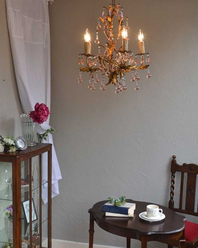 ガラスパーツのシャンデリア 照明・ライティング フランス輸入のアンティークシャンデリア(5灯)(E17シャンデリア球付) 。お部屋の主役になるほどの存在感です。(h-344-z)