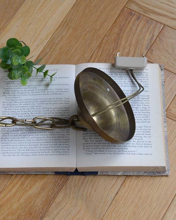 ガラスパーツのシャンデリア 照明・ライティング フランス輸入のアンティークシャンデリア(5灯)(E17シャンデリア球付) 。真鍮のカバー付きです。(h-344-z)