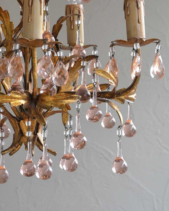 ガラスパーツのシャンデリア 照明・ライティング フランス輸入のアンティークシャンデリア(5灯)(E17シャンデリア球付) 。ドロップ形とダイヤカットのガラスのビーズがキラキラキレイに輝きます。(h-344-z)